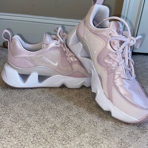 Women’s Nike Nike Ryz 365 2 pink shoes size 7.5